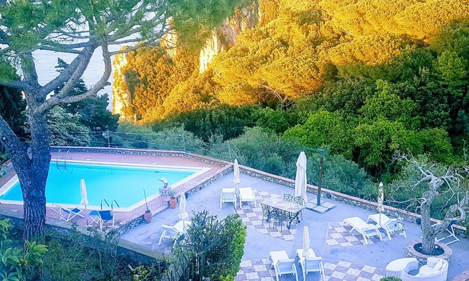 Tiberio Villa | La roca en el mar