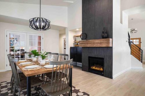 Ponderosa Trails Casa | The Rock Trail House+Renovated+Modern+Fireplace+EV+Nice Yard