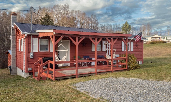 Pipestem Cabina | The Rocky Mount: Cozy cabin atop The New River Gorge