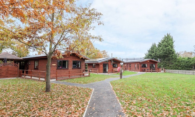 Saint Asaph Cabaña | THE ROE, pet friendly, with hot tub in St Asaph