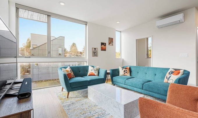 Central District Casa | The Rooftop Blue Haven Home w Firepit