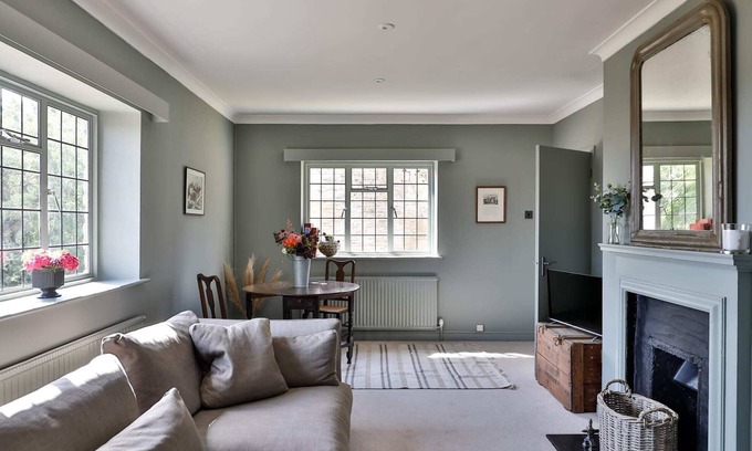 Beverston Otro | The Rooks Apartment 1, Beverston Castle Cotswolds