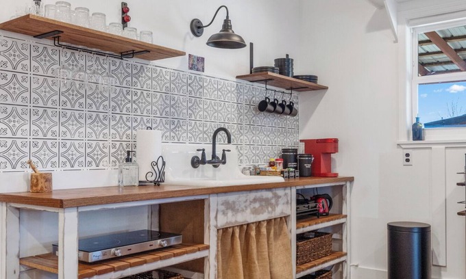 Hattiesburg Apartamento | "The Roost" at Thomley's Goats & Glassblowing