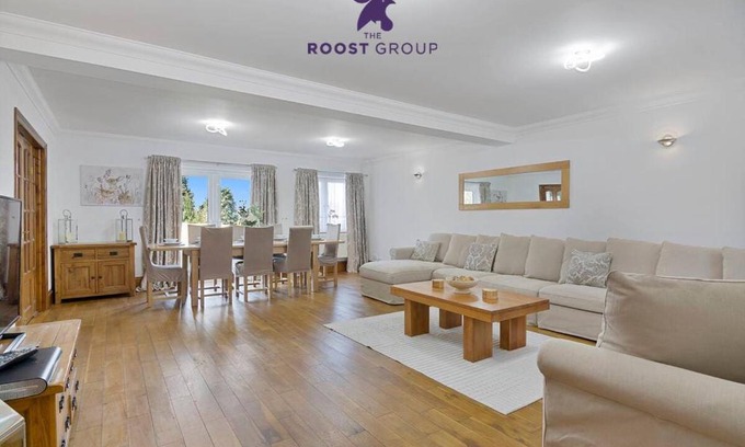 Gravesend Casa | The Roost Group - 8-Bed Home - Hot Tub WiFi Parking