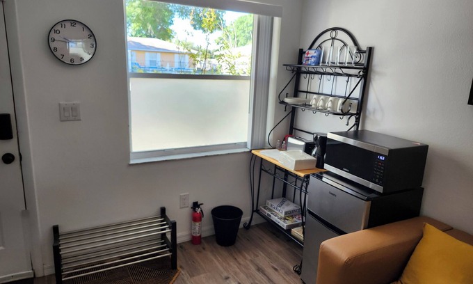 Polk City Apartamento | The Rose and Crown Inn is a 2-bedroom apartment with WiFi and AC in Polk City Fl