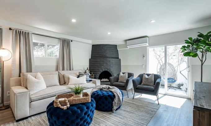 Beach Barber Tract Condominio | The Rosemont - A La Jolla Gem Just 2 Minutes Walk to Beach
