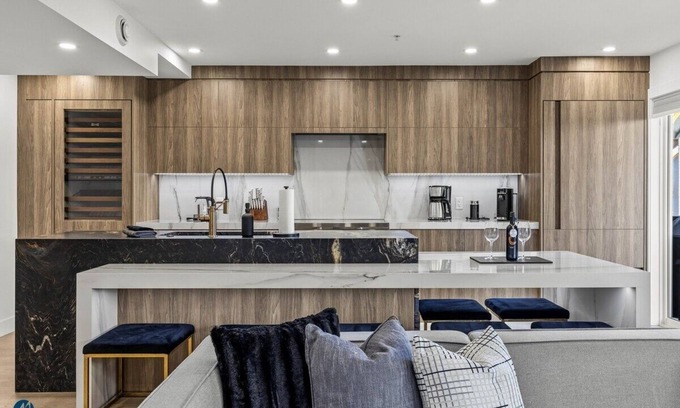 Dead Man's Flats Condominio | The Royal -3 BR/2 Bath Luxurious Penthouse