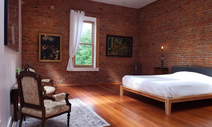 Waitsburg Casa | The Royal Block - Room 1