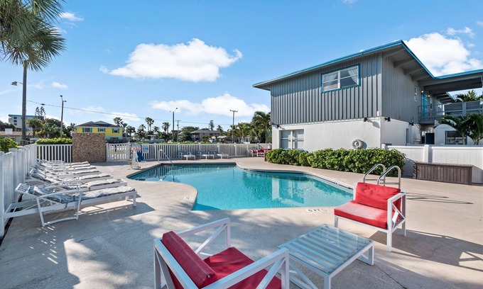 Fort Pierce Hotel | The Royal Inn Beach Hotel Hutchinson Island