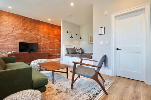 Old Town Alexandria Apartamento | The Royal Suite at Prince Street Inn