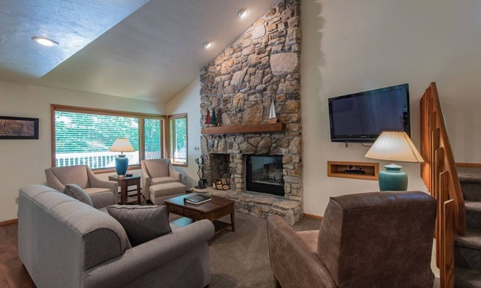 Baileys Harbor Condominio | The Rushes: Elegant 2BR Condo with Lake View, Indoor Pool, & Hot Tub