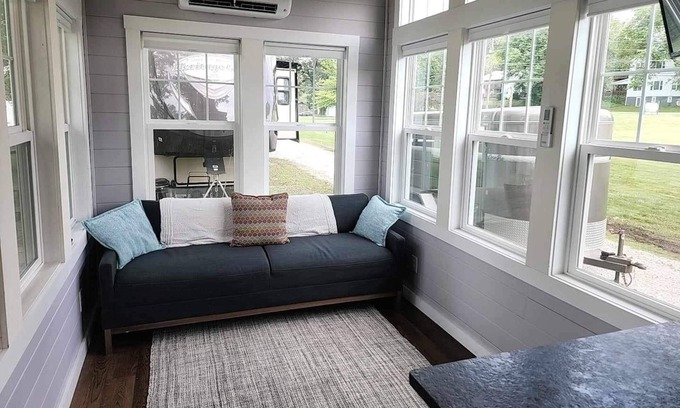 Milton Alquiler De RV | The Rustic River Retreat! Located near Historic Madison Indiana.