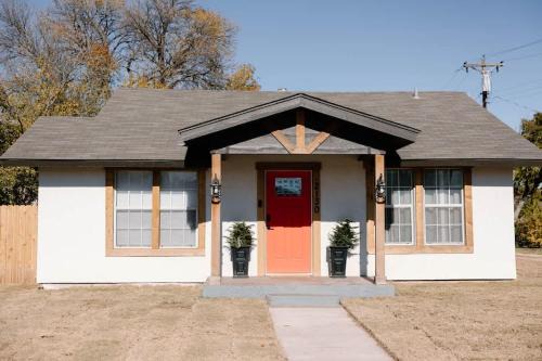 Sayles Blvd. Area Casa | The Rustic Roost