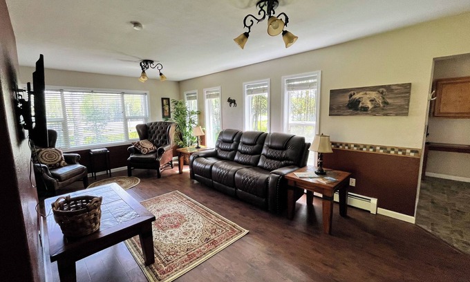 Kenai Casa | The Rusty Moose Large Groups Welcome-Great Layout-2 Pets w/FEE-Fenced Back Yard