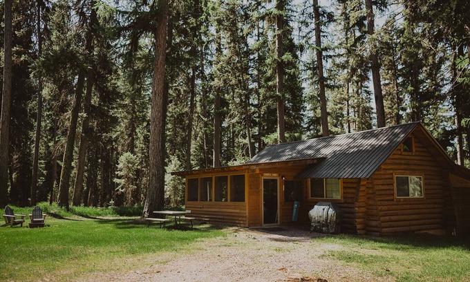 Seeley Lake Cabina | The Saddle Shed at Tamaracks Resort is a log cabin with furnished screen porch.
