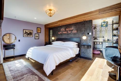 Newport Hotel | The Salome - ADA Accessible at The Louie Boutique Motel, Walk to Everything! Dog Friendly!