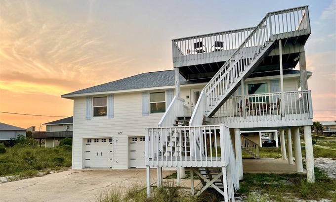 Toilla Segunda Casa | 🌊The Salt House | Pet-Friendly | Bikes + Gear | Steps 2 Beach | Crow's Nest 🚲