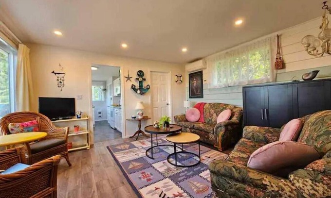 Chemainus Casa | The Salty Mermaid retreat~stunning ocean/mountain/sunset views ~dog friendly