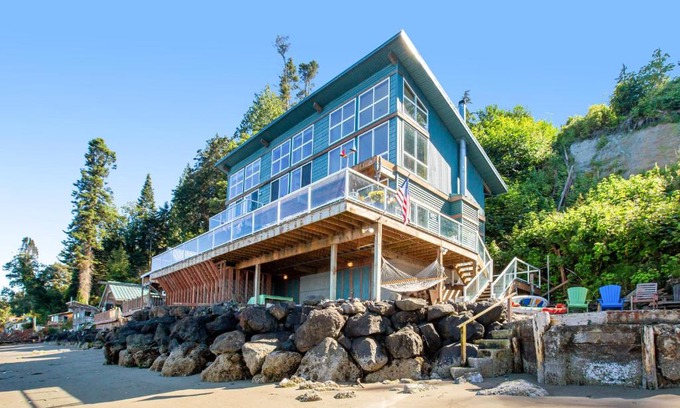 Kingston Casa | The Sandy Beach House