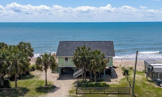 Edisto Island Casa | The Sandy Pineapple! Direct Edisto Beach oceanfront with 4 bedrooms and 2 baths