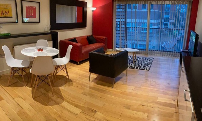 Hull Apartamento | THE Sawmill Glossy Sleek Peaceful City Centre red