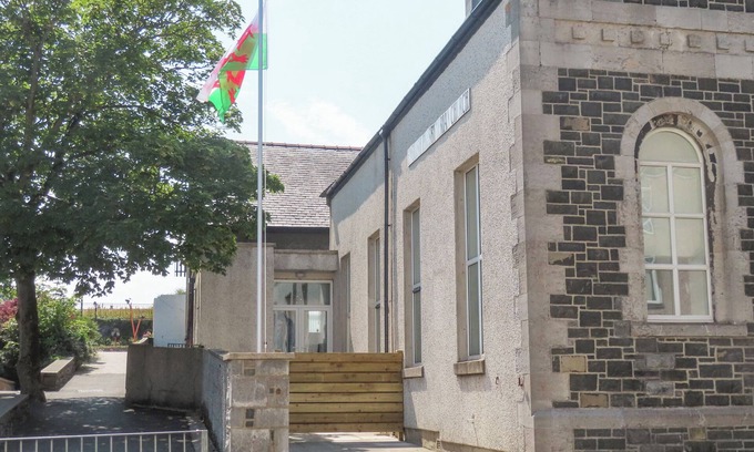 Holyhead Cabaña | The School House