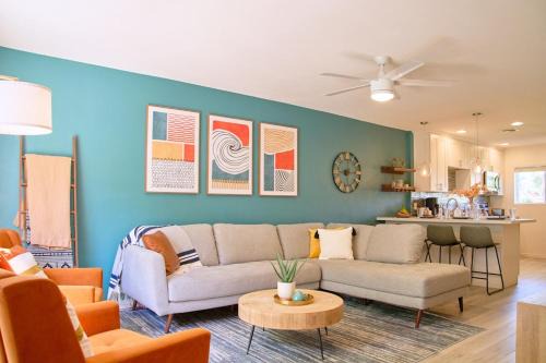Fashion Square Apartamento | The Scott Getaway - Walkable to Old Town, remodeled space, heated pool!
