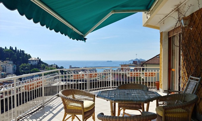 Rapallo Apartamento | El mar en la terraza con vistas a Portofino.
