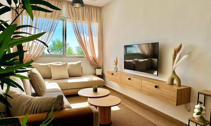 Bni Makada Apartamento | The sea view Apartment, beach and corniche on foot, airport 10min away.