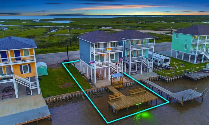 Matagorda Casa | THE SEAESTA SHACK-COLORADO RIVER-LIGHTED FISHING PIER-STARLINK WIFI-SLEEPS 9