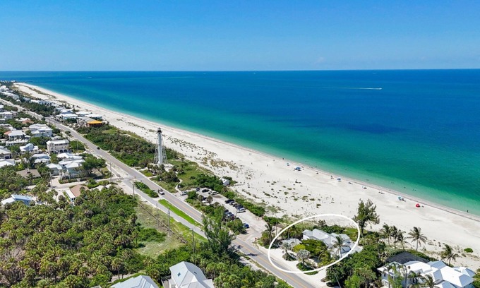 Boca Grande Casa | The Seagrape Sanctuary, a 5-bedroom beachfront home in Boca Grande.