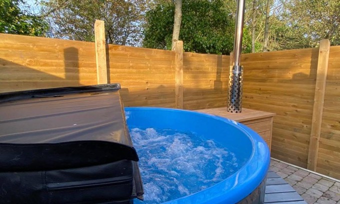 Garvagh Otro | The Secret Garden - Hot Tub North Coast Stay