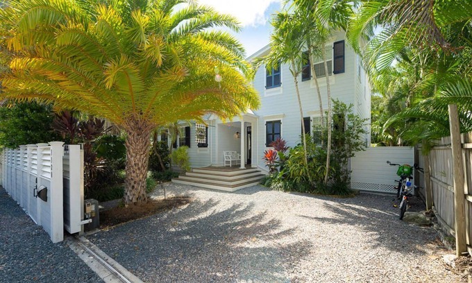 White St. Gallery Casa | The Secret Grotto