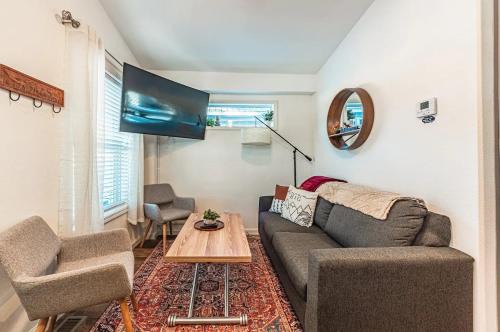 Woodland Park Apartamento | The Secret Mountain Retreat w/Views + Yard + BBQ