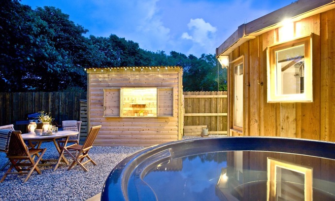 Kilkhampton Cabina | The Secret Roundhouse - En-suite glamping sleep 2 with hot tub close to beaches