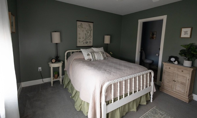 Huntington Mills Cama Y Desayuno | The Sequoia Room located 7 miles from Ricketts Glen State Park