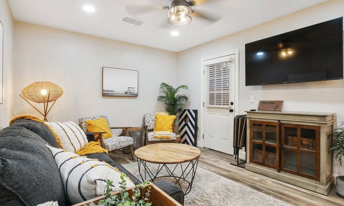Exeter Apartamento | The Sequoia Stunner: Exeters Rocky Hill Retreat