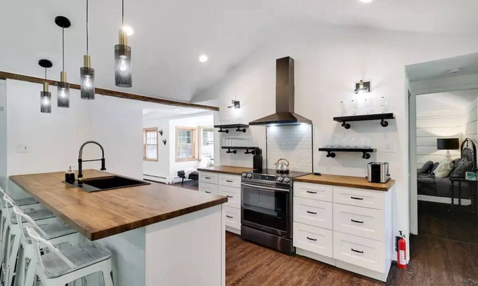 Canadensis Casa | The Serene Sylvan Farmhouse Getaway Poconos!