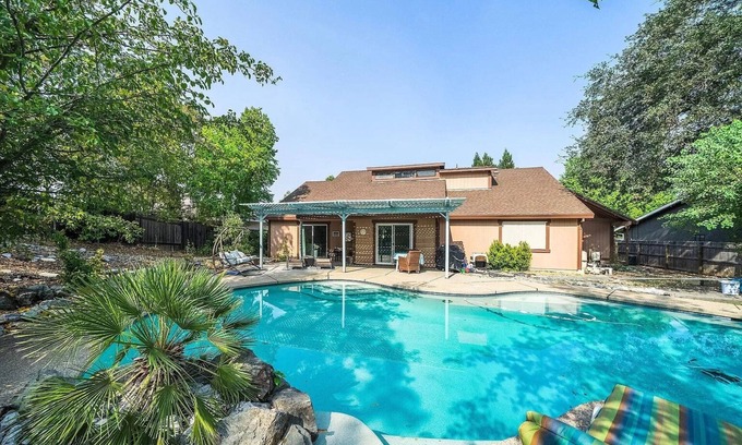 Midway Casa | The Sereniti House :: Tranquil Escape With Hot Tub