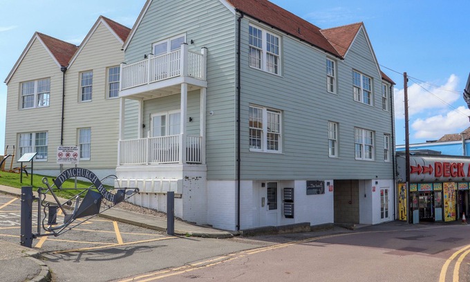 Dymchurch Cabaña | THE SEVEN SANDS, country holiday cottage in Dymchurch