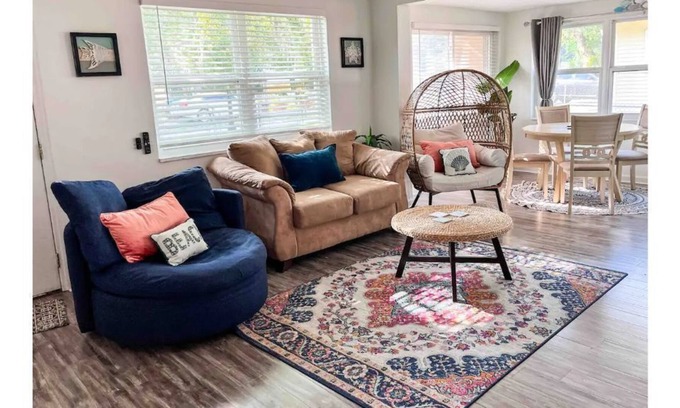 Bayou Oaks Casa | The Shandy House~Cheerful 3-bedroom Sarasota home