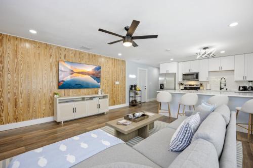 Cocoa Beach Apartamento | The Shark Tank Cocoa Beach - Coastal Modern, Downtown, 5-Min Walk to Beach, Shops & Bars