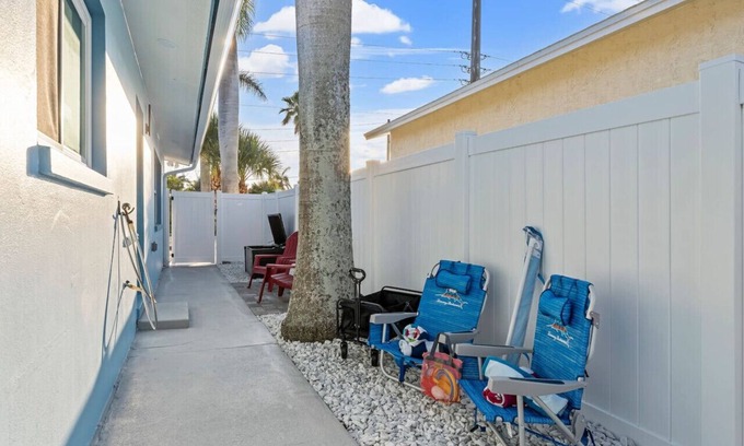 Cocoa Beach Apartamento | The Shark Tank: TownCenter, Walk to Ocean, Bars, Shops & Downtown Cocoa Beach