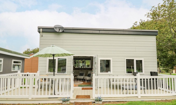 New Quay Cabina | THE SHED, pet friendly, with a garden in Llanarth