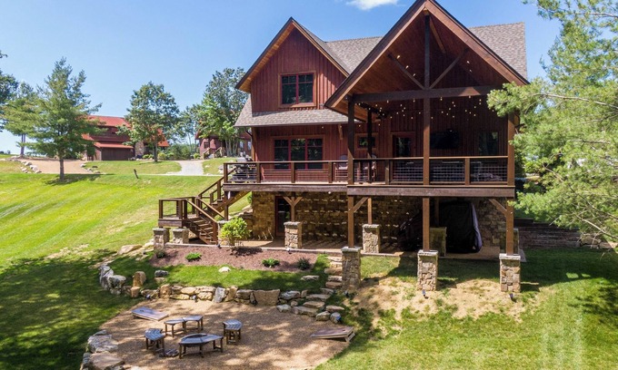 Elk Park Cabina | The Sheltered Elk- Nueva construcción, Eagles Nest Amenities, pequeño arroyo