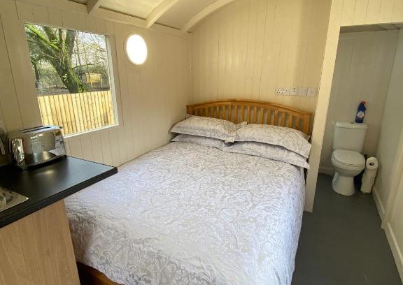 Bridgend Otro | The Shepherd's Hut @ Pandy Farm