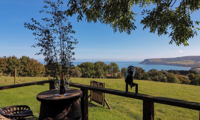 Robin Hood's Bay Cabaña | THE SHEPHERD'S REST, romantic, with a garden in Robin Hood’s Bay