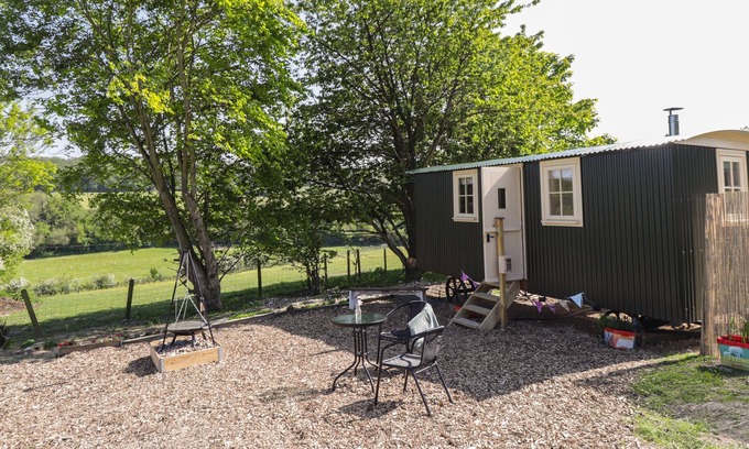 Denton Cabaña | THE SHEPHERDS HUT AT MARLEY, pet friendly in Barham, Kent