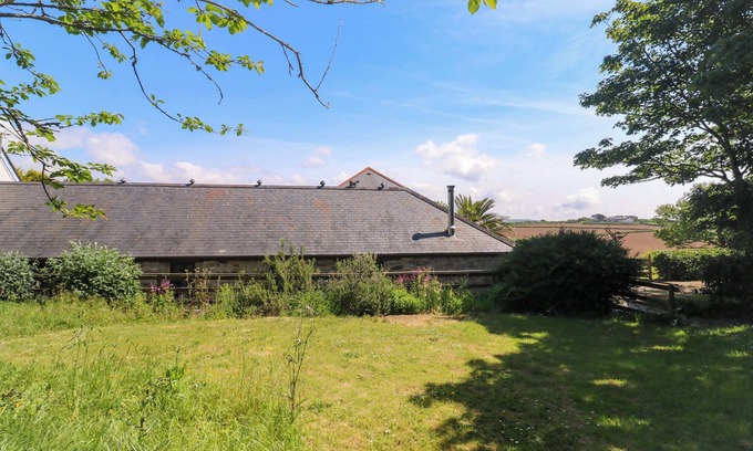 Rosudgeon Cabaña | THE SHIPPEN, pet friendly, character holiday cottage in Rosudgeon