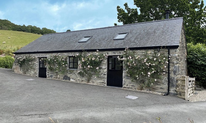 Llanrwst Cabaña | THE SHIPPON, romantic, luxury holiday cottage in Llanrwst